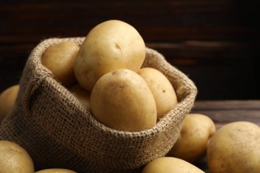 Tahta masada taze patatesler, yakın plan.