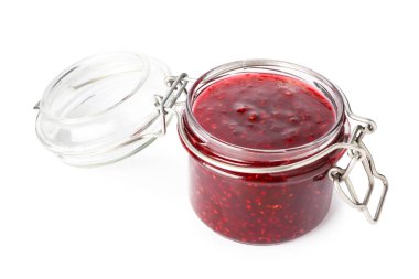 Cam kavanozdaki tatlı ahududu reçeli beyaza izole edilmiş.