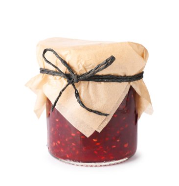 Cam kavanozdaki tatlı ahududu reçeli beyaza izole edilmiş.