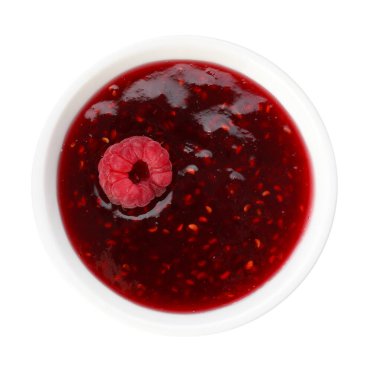 Tatlı ahududu reçeli beyaz kasede izole, üst manzara