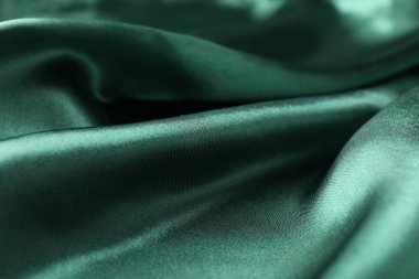 Arkaplan olarak buruşmuş yeşil ipek kumaş, yakın plan