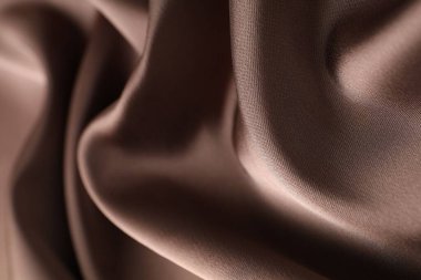 Arkaplan olarak buruşuk açık kahverengi ipek kumaş, yakın plan