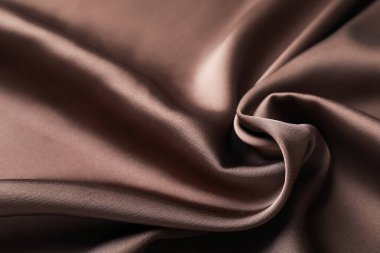 Arkaplan olarak buruşuk açık kahverengi ipek kumaş, yakın plan