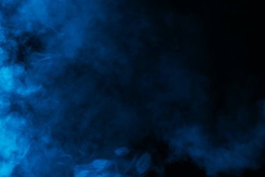 Siyah arka planda mavi ışıkta nargile dumanı, yakın plan