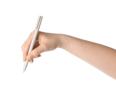 Beyaz arka planda kalem tutan kadın, yakın çekim