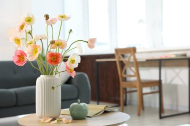 Evdeki masada güzel gelincik çiçekleri ve dekor var. Metin için boşluk