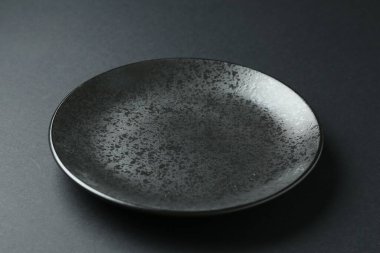 Siyah arka planda şık bir plaka, yakın plan.