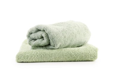 Yeşil havlular beyazda izole edilmiş. Ev tekstili