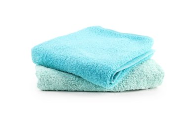 Beyaz üzerine izole edilmiş yumuşak havlu yığını