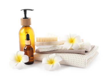 Beyaz üzerine izole edilmiş waffle havluları ve kozmetik ürünleri olan spa kompozisyonu