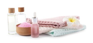 Beyaz üzerine izole edilmiş waffle havluları ve kozmetik ürünleri olan spa kompozisyonu