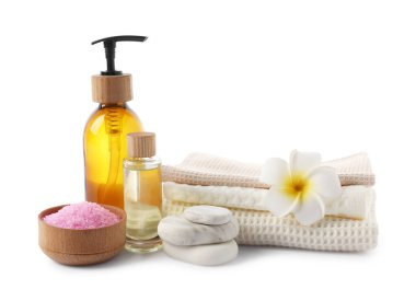 Beyaz üzerine izole edilmiş waffle havluları ve kozmetik ürünleri olan spa kompozisyonu