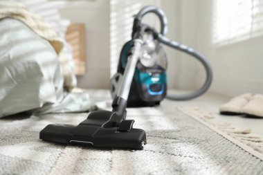 Bir elektrikli süpürge içeride, yakın plan.