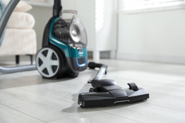 Evin zemininde bir elektrikli süpürge var. Ev aletleri