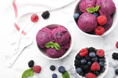 Taze böğürtlenli lezzetli şerbet ve beyaz mermer masada nane şekeri.