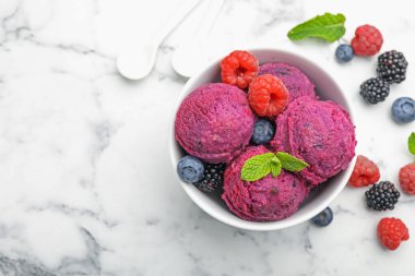 Taze böğürtlenli lezzetli şerbet ve beyaz mermer masada nane şekeri. Metin için boşluk