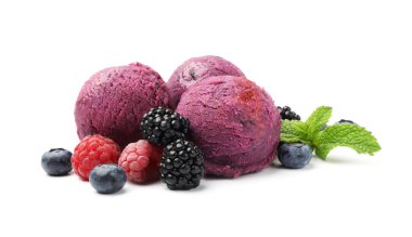 Taze böğürtlenli lezzetli şerbet ve beyaz üzerine izole edilmiş nane.