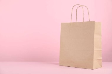 Pembe arka planda bir kese kağıdı. Metin için boşluk