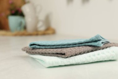 Beyaz masada temiz waffle havluları, yakın plan.