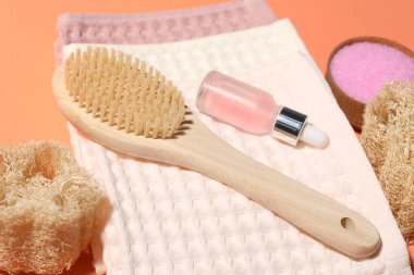 Mercan arka planında temiz waffle havluları ve spa ürünleri, yakın plan.