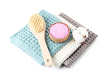 Temiz waffle havluları, pamuk çiçeği ve beyaz üzerine izole edilmiş spa ürünleri.