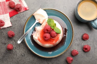 Böğürtlenli, soslu ve nane şekerli leziz panna cotta.