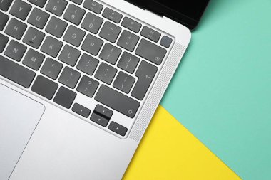 Renkli arka planda klavyesi olan modern dizüstü bilgisayar, üst görünüm. Metin için boşluk
