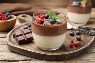 Çikolatalı, böğürtlenli ve nane şekerli nefis panna cotta.