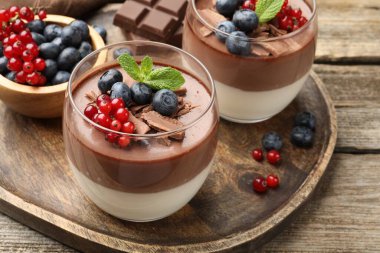 Çikolatalı, böğürtlenli ve nane şekerli nefis panna cotta.