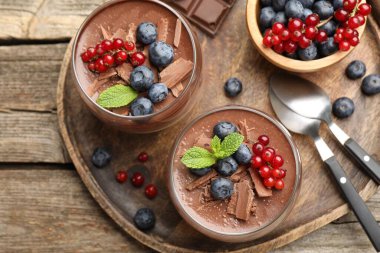 Çikolatalı, böğürtlenli ve nane şekerli nefis panna cotta.