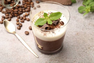 Lezzetli kahve panna cotta, fasulye ve nane, yakın plan.