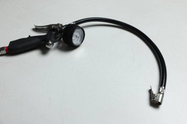 Arka planda göstergesi olan bir lastik enflasyon silahı. Metin için boşluk