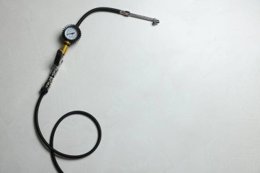 Arka planda göstergesi olan bir lastik enflasyon silahı, üst görüş. Metin için boşluk