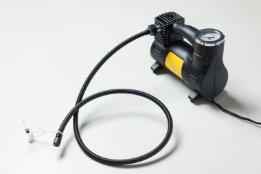 Hafif arka planda bir modern lastik şişirici