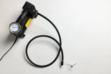 Arka planda bir lastik enflasyonu, üst manzara. Metin için boşluk