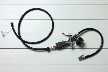 Beyaz ahşap arka planda göstergesi olan bir enflasyon silahı.