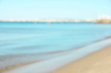 Güzel deniz ve sahil açık mavi gökyüzü altında, bulanık manzara