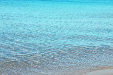 Güzel dalgalı deniz yaz günü açık havada