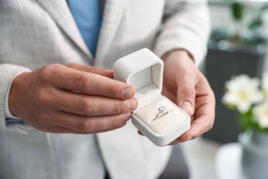 Evlenme teklif ediyorum. Nişan yüzüklü adam içeride, yakın plan.