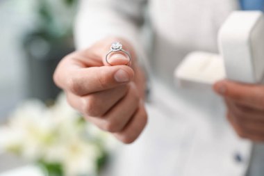 Evlenme teklif ediyorum. Nişan yüzüklü adam içeride, yakın plan.