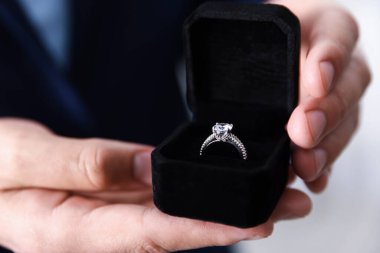 Evlenme teklif ediyorum. Nişan yüzüklü adam içeride, yakın plan.