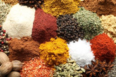 Arka plan olarak birçok farklı baharat, üst görünüm