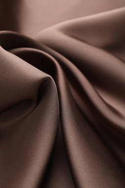 Arkaplan olarak buruşuk açık kahverengi ipek kumaş, yakın plan
