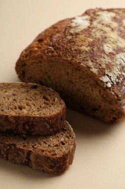 Bej arka planda taze çavdar ekmeği parçaları, yakın plan.