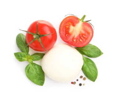 Lezzetli mozzarella peynirli top, domates, fesleğen ve biberli mısır.