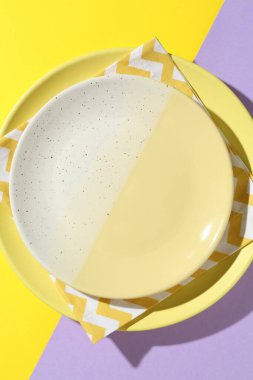 Renk arkaplan üzerinde şık plakalar ve peçete, üst görünüm