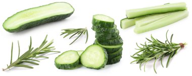 Taze salatalık ve biberiye beyaza izole edilmiş.