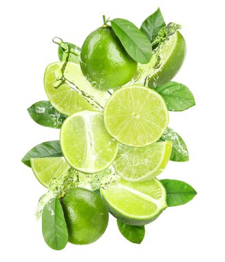 Taze limon ve su sıçratan içecekler beyaz arka planda