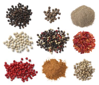 Farklı biber türleri, set. Beyaz üzerine izole baharatlar, üst görünüm