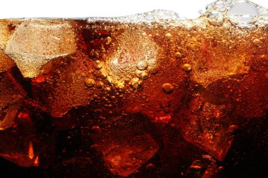 Beyazda izole edilmiş buzla taze kola.